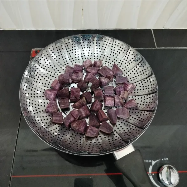Lalu kukus ubi ungu selama 15 menit atau hingga matang. Angkat.