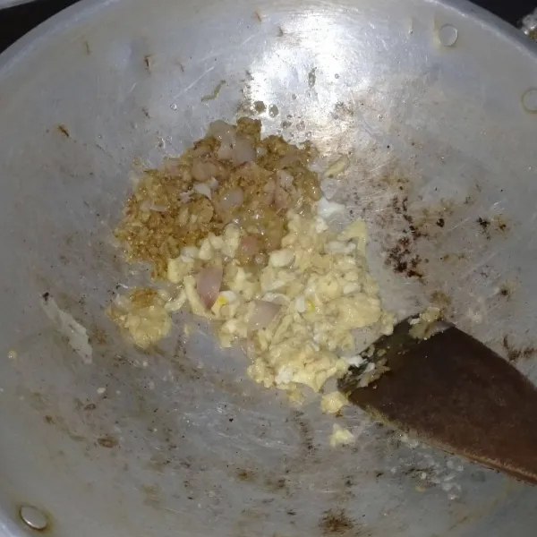 Panaskan minyak goreng, masukkan bumbu halus, dan bawang bombai, masak hingga wangi. Lalu masukkan telur, masak orak arik.