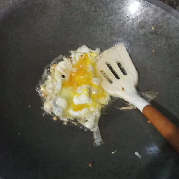 Tumis bawang putih hingga harum lalu masukkan telur. Buat orak-arik.