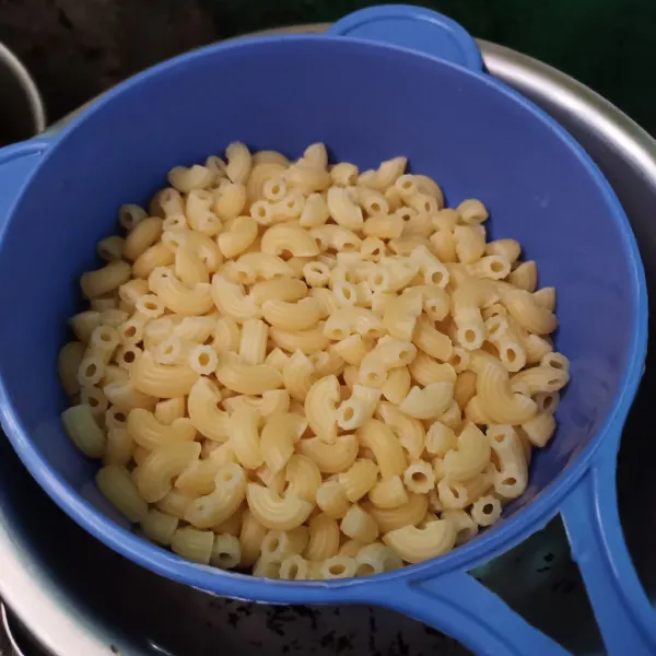 Rebus pasta setengah matang. Angkat dan tiriskan.