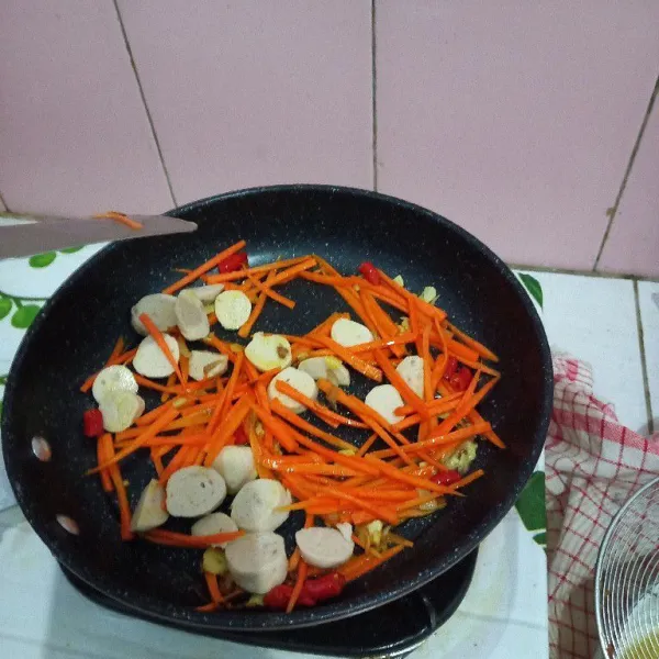 Masukkan wortel, bakso, masak sampai wortel layu, tambahkan air.