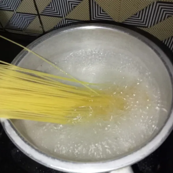 Rebus pasta di air mendidih sampai matang, angkat dan tiriskan.