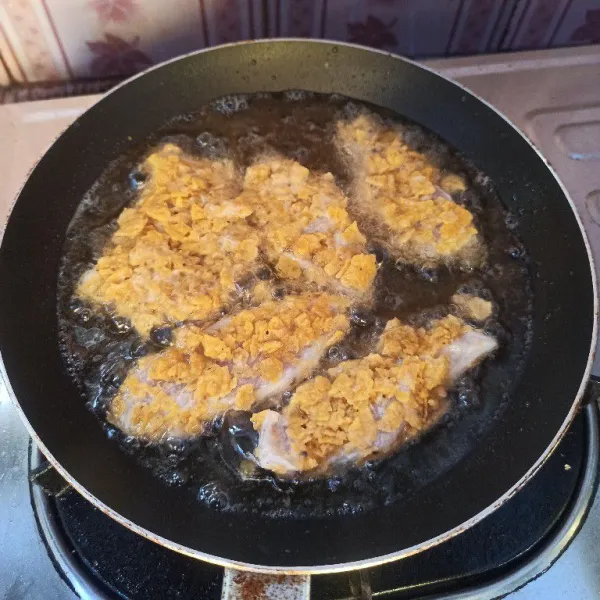 Panaskan minyak goreng secukupnya masukkan, masukkan ayam goreng dengan api cenderung kecil hingga matang.