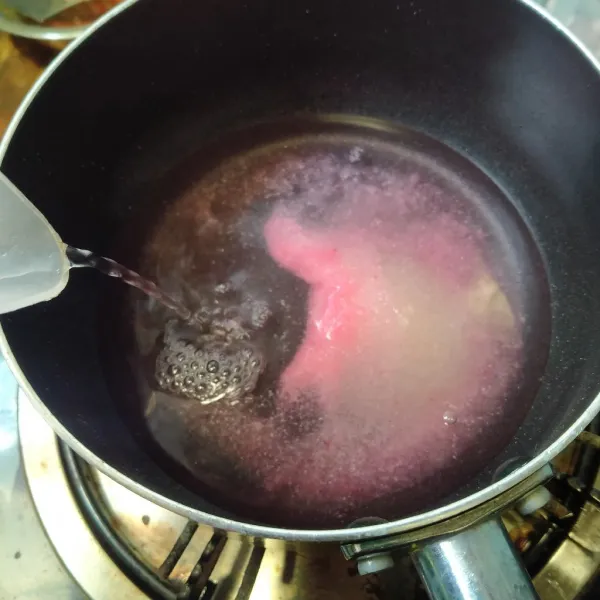 Masukkan bubuk jelly, gula pasir dan air ke dalam panci, masak hingga mendidih.
