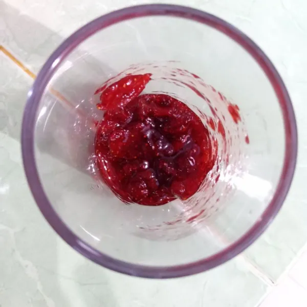 Masukkan selai strawberry dalam gelas.
