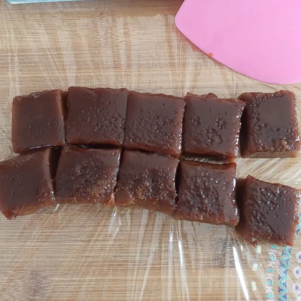 Setelah matang, tunggu dingin baru keluarkan dari loyang dan potong sesuai selera.