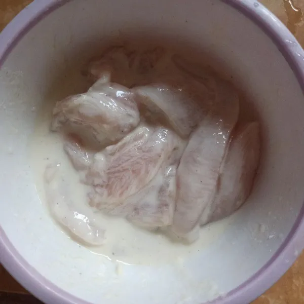 Campur ayam dengan bahan marinasi, tutup dengan plastik wrap diamkan kedalam kulkas minimal 1 jam.