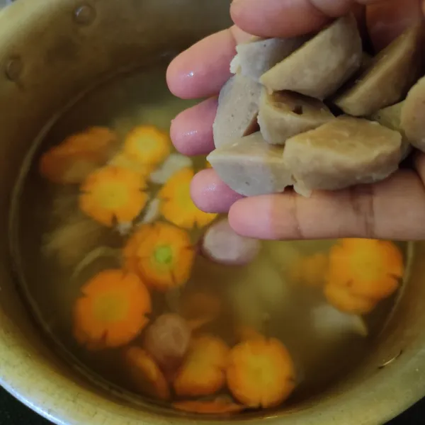 Masukkan bakso, kaldu bubuk, garam, lada bubuk dan gula pasir. Aduk rata, tes rasa.