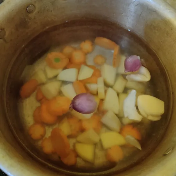 Masukkan wortel dan kentang, masak hingga mendidih.