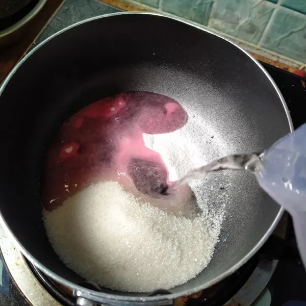 Masukkan semua bahan jelly ke dalam panci lalu masak hingga mendidih.