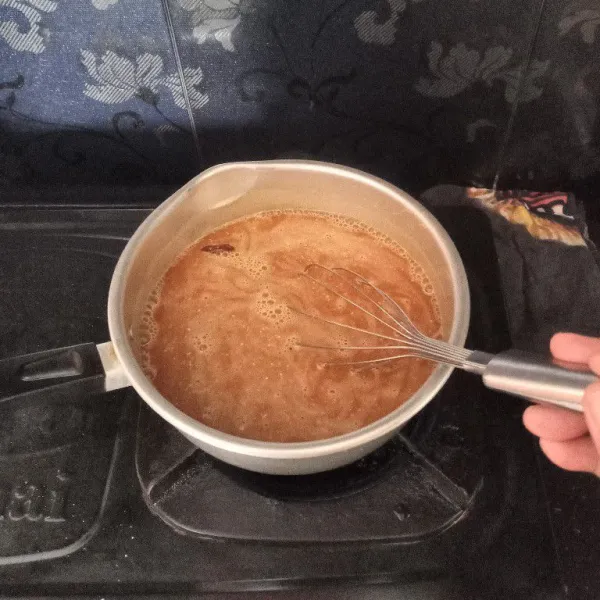 Masak sambil terus diaduk hingga meletup-letup dan gula larut.