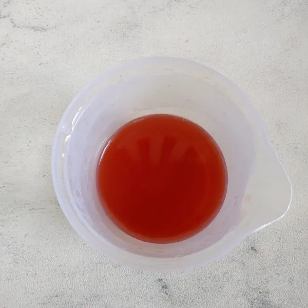 Siapkan minuman rasa strawberry yang sudah diseduh dengan air lalu diaduk rata.