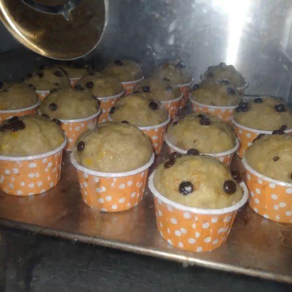 Panggang adonan muffin dengan suhu 150° hinggah matang atau sesuai oven masing-masing. Setelah matang, siap di sajikan.