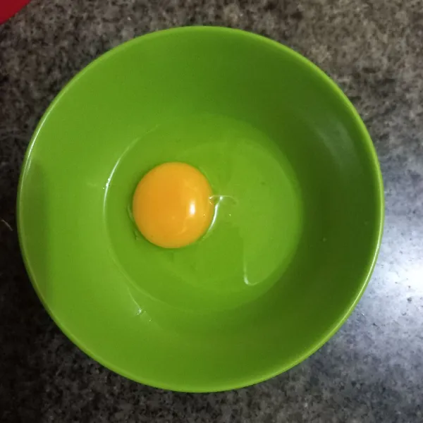 Pecahkan telur ayam pada mangkuk.