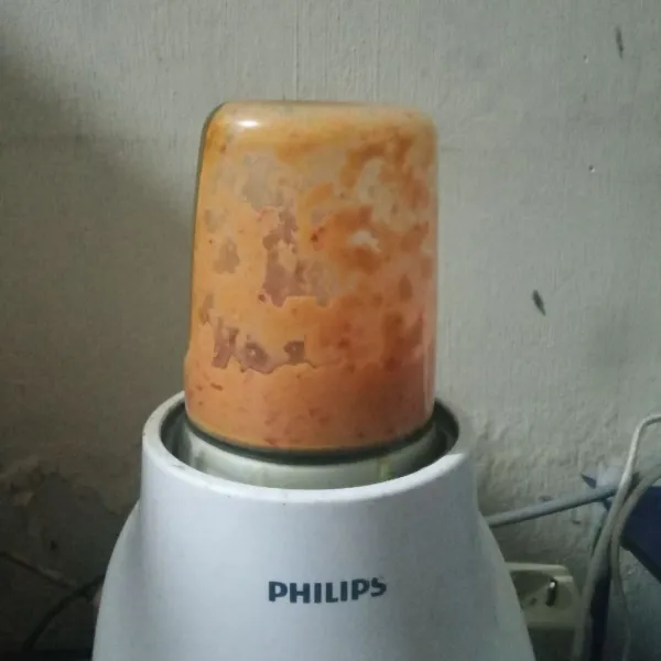 Blender semua bahan bumbu halus.