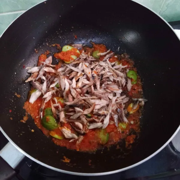 Masukkan ikan pindang suwir, garam, gula, kaldu bubuk. Masak hingga matang, koreksi rasa.