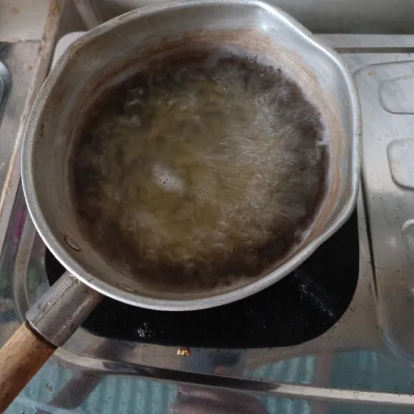 Rebus pasta macaroni dalam air mendidih selama 3 menit.