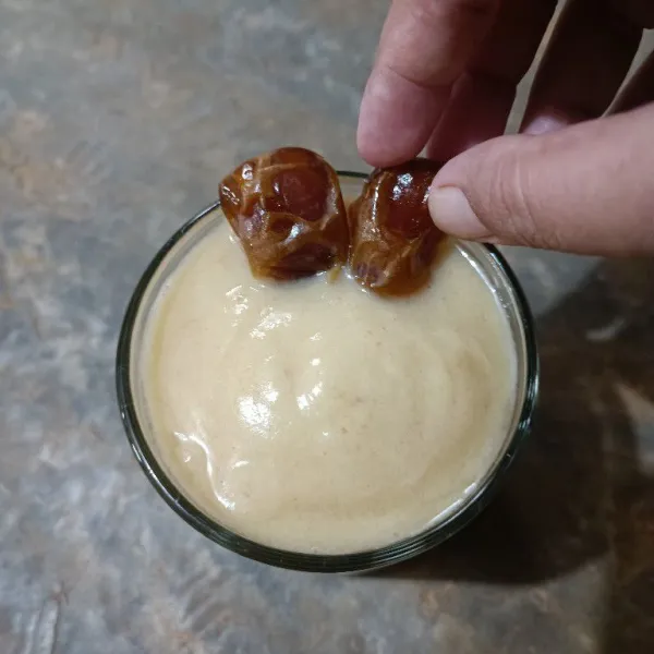 Tambahkan topping kurma di atasnya.