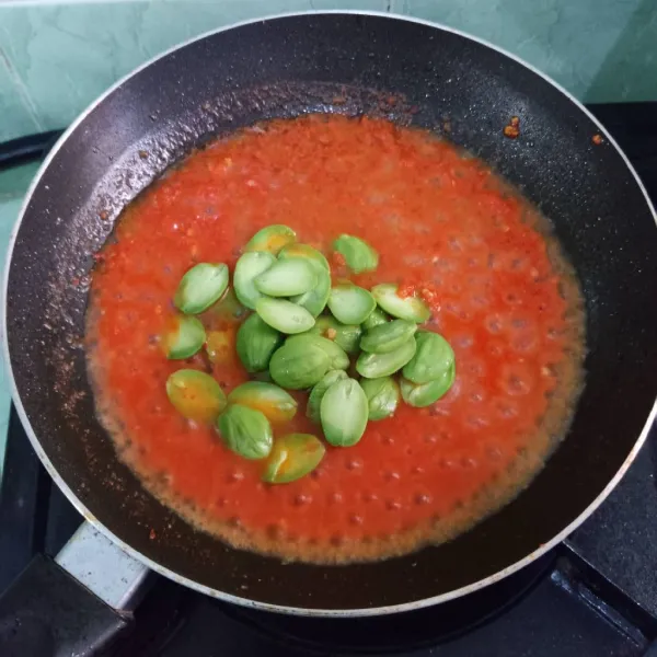 Masukkan petai, tumis hingga petai setengah matang.