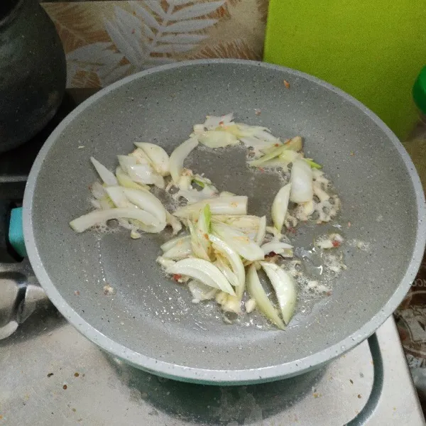 Tumis bawang putih dan bawang bombay sampai harum.