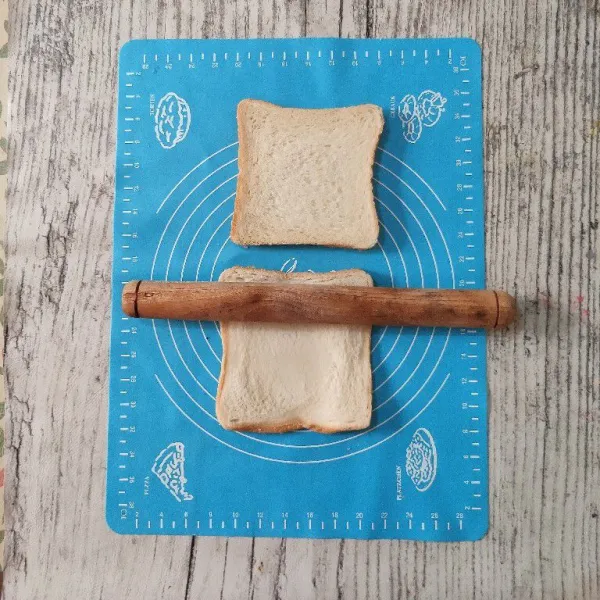 Siapkan roti tawar, kemudian pipihkan menggunakan rolling pin.