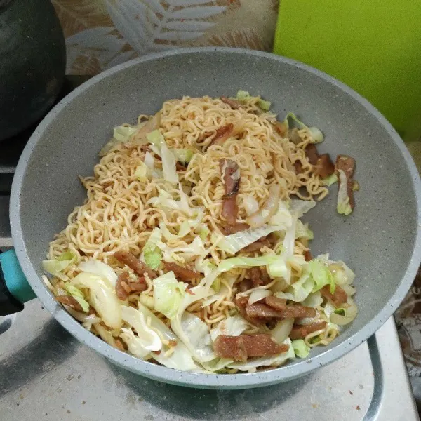 Masukkan kubis, mie kuning. Aduk sampai semua bahan tercampur rata. Koreksi rasa. Matikan kompor dan siap diangkat.