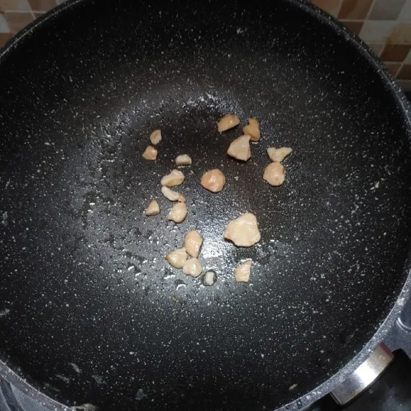 Goreng sebentar kemiri hingga kecoklatan.