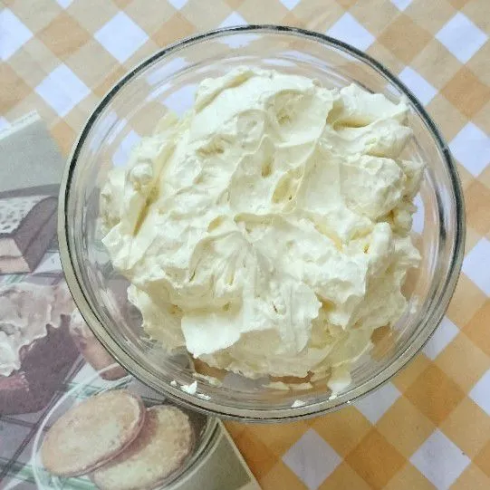 Hasilnya butter cream yang lembut siap digunakan.