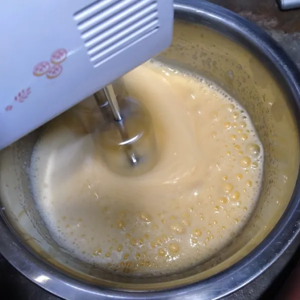 Mixer telur, gula dan sp dengan kecepatan tinggi hingga kental berjejak.