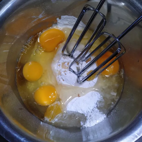 Masukkan gula, terigu, maizena, telur, dan pasta vanila ke dalam wadah. Mixer dengan kecepatan tinggi kurang lebih 7 menit.