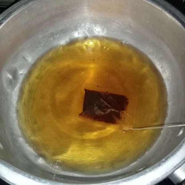 Setelah mendidih masukkan teh celup, matikan kompor dan biarkan sampai berubah warna.