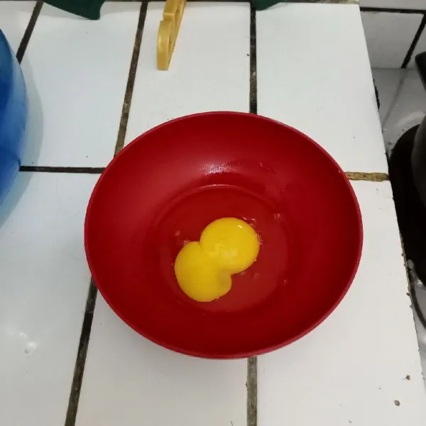 Dalam mangkok pecahkan telur & beri sedikit garam. Kocok lepas.