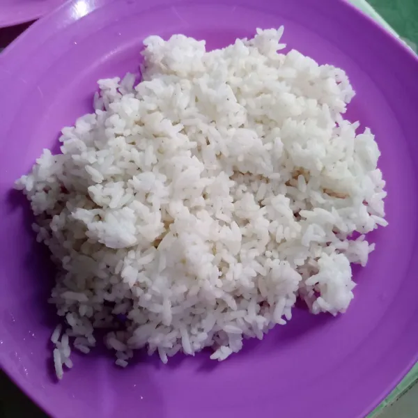 Siapkan nasi putih, boleh sebagian diblender.