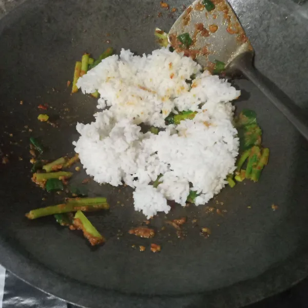 Masukkan nasi, garam, kaldu bubuk dan kecap manis.