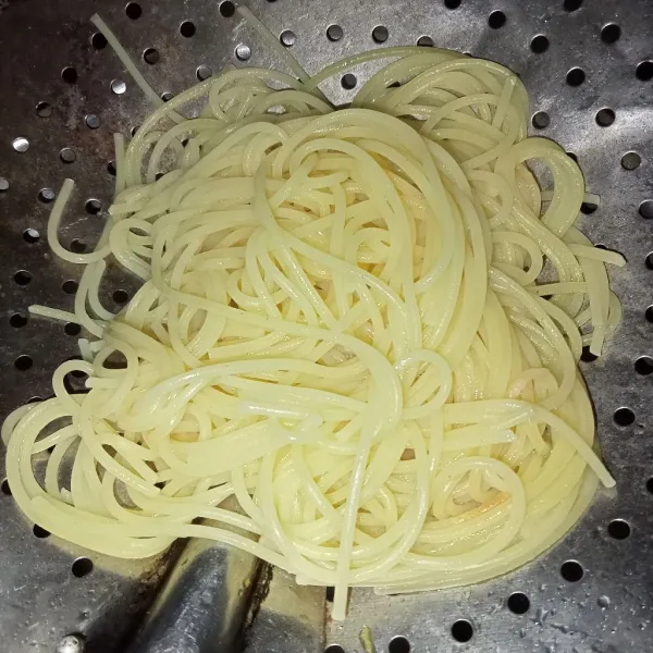 Rebus pasta sampai aldente, angkat dan tiriskan.