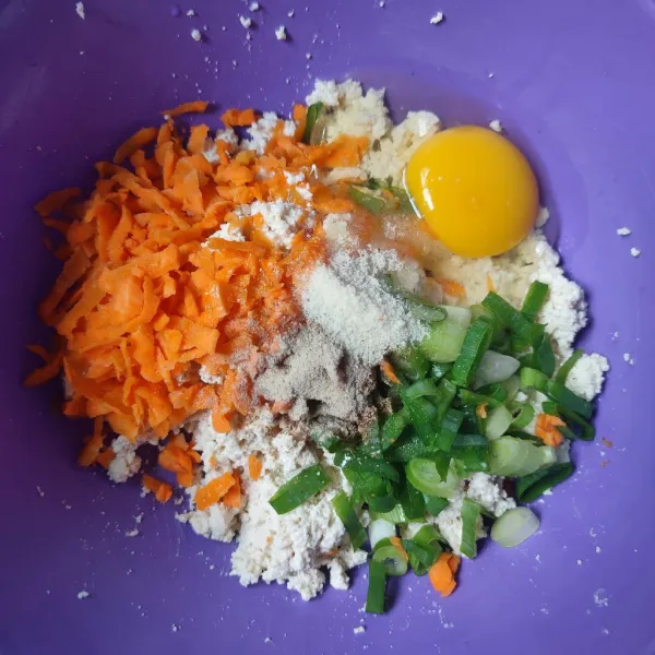 Masukkan telur, wortel, daun bawang, kaldu bubuk, lada bubuk dan ketumbar bubuk.
