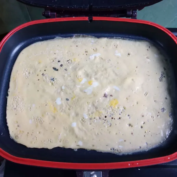 Panaskan sedikit minyak, tuang telur di teflon, dadar hingga matang. Lalu potong-potong kotak telur dadar.