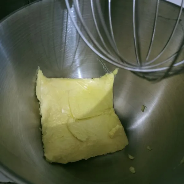 masukkan margarin atau mentega kedalam bowl mixer.