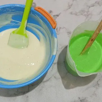 Bagi adonan menjadi 2 bagian, 1 bagian beri pasta pandan dan 1 bagian lagi biarkan putih.