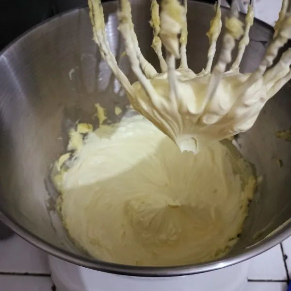 Hasil mixer menjadi lebih ringan dan mengembang, Tujuan mixer mentega terlebih dahulu agar butter cream tidak ngendal.