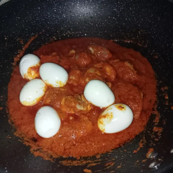 Kemudian masukkan telur rebus dan aduk rata.