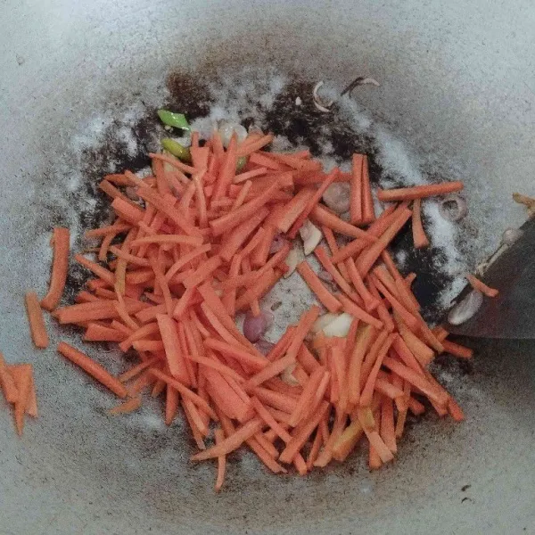 Masukkan wortel, tumis sampai layu dan keluar airnya.