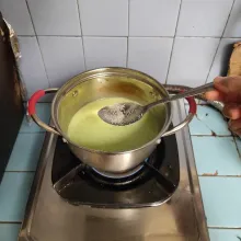 Tambahkan garam, masak hingga mendidih. Matikan kompor.