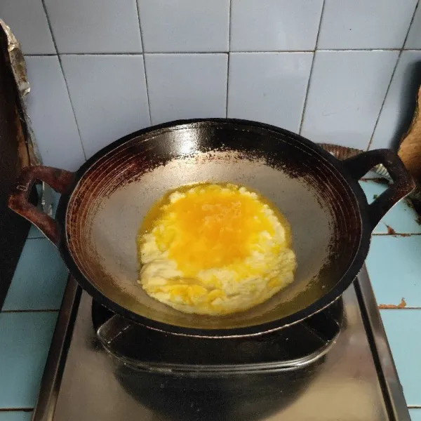 Tuang adonan telur.