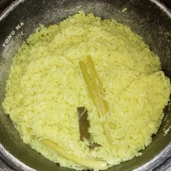 Tutup magic com dan tekan tombol cook. Masak seperti memasak nasi biasa, aduk-aduk bila sudah matang dan biarkan sampai benar-benar tanak. Nasi kuning siap disajikan.