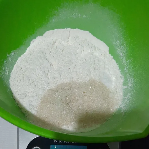 Dalam wadah masukkan tepung, gula pasir dan garam lalu aduk rata.