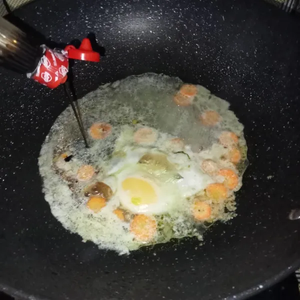 Bila wortel sudah empuk, masukkan telur. Lalu tambahkan kecap manis, garam, lada bubuk dan kaldu jamur.