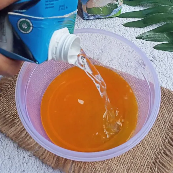 Campurkan syrup orange dengan hydrococo.