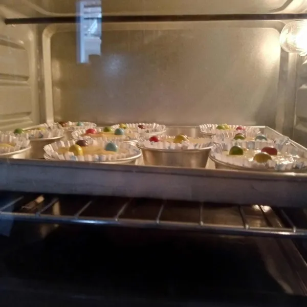 Tuang adonan dalam cupcake, beri choco rainbow balls di atasnya, panggang kira-kira selama 35 menit. Sesuaikan dengan oven masing-masing.