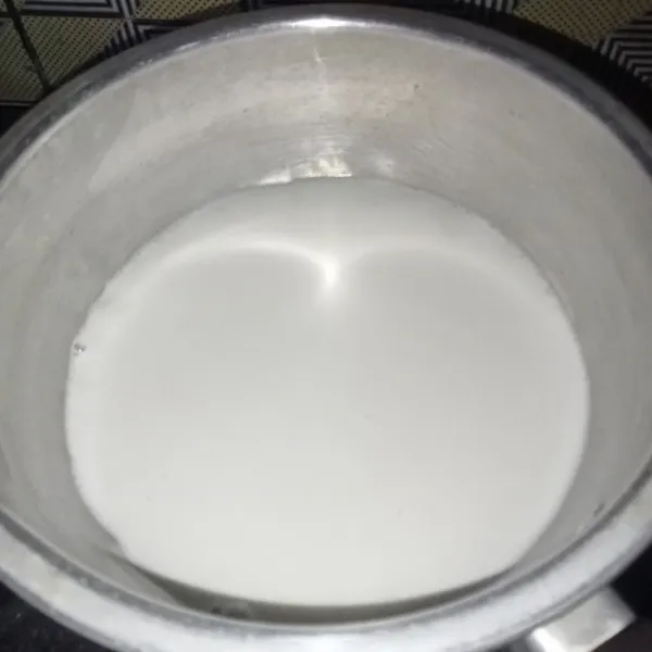 Di panci campur air, susu evaporasi dan susu bubuk, aduk rata.